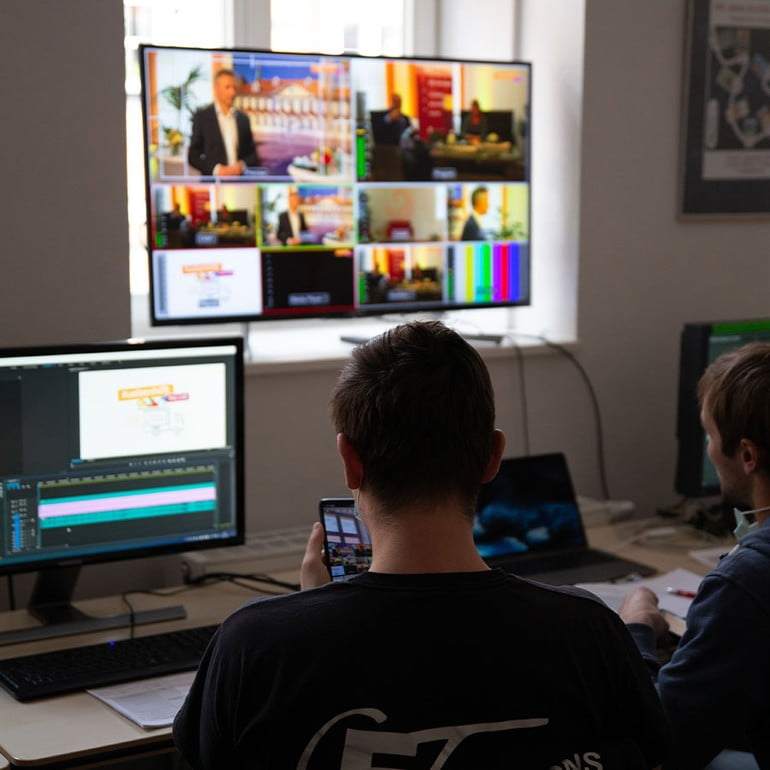 Linus Seidler und Timon Kraaz überwachen und steuern einen Livestream im Regieraum.