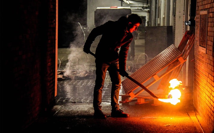  Am Filmset von "Nie Wieder" transportiert Szenenbildner Lukas Müller-Bernhardt einen brennenden Ball mit einer Schaufel.