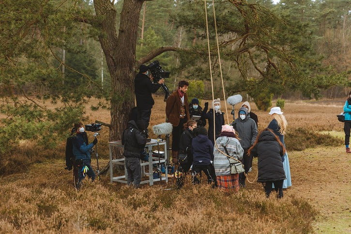 Am Filmset von "Hängt ihn!" in der Lüneburger Heide. An einem Baum bereitet sich die Crew auf die nächste Szene vor.