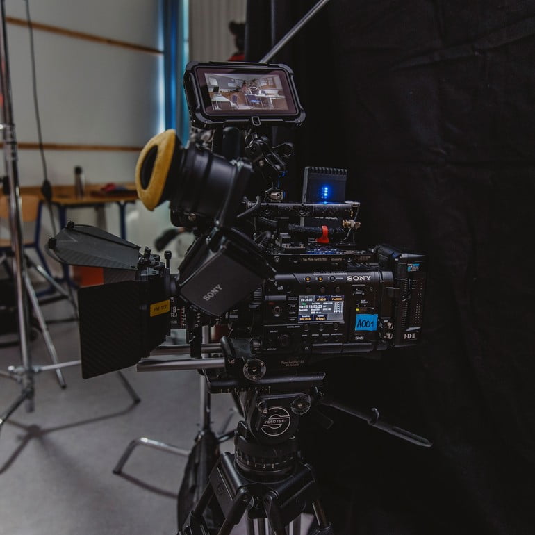 Eine Filmkamera steht auf einem Stativ.